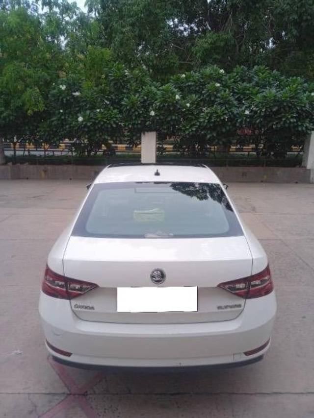 https://images10.gaadi.com/usedcar_image/4619222/original/processed_81d87c0d-571e-422e-beb7-c5b5bfe1d6fb.jpeg?imwidth=6402