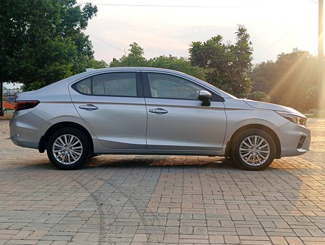 https://images10.gaadi.com/usedcar_image/4619276/original/23429716d8ce769b28c8c270630f1f66.jpg?imwidth=6401
