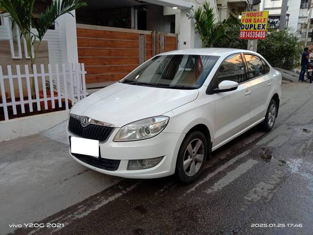 https://images10.gaadi.com/usedcar_image/4619296/original/processed_60c73959fc6c0c0f3fb466dc68ce1f92.jpg?imwidth=6400