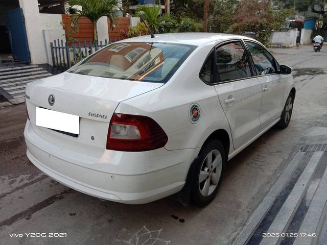 https://images10.gaadi.com/usedcar_image/4619296/original/processed_8c7cd4518d4a56a7b4c19f302082cf51.jpg?imwidth=6402