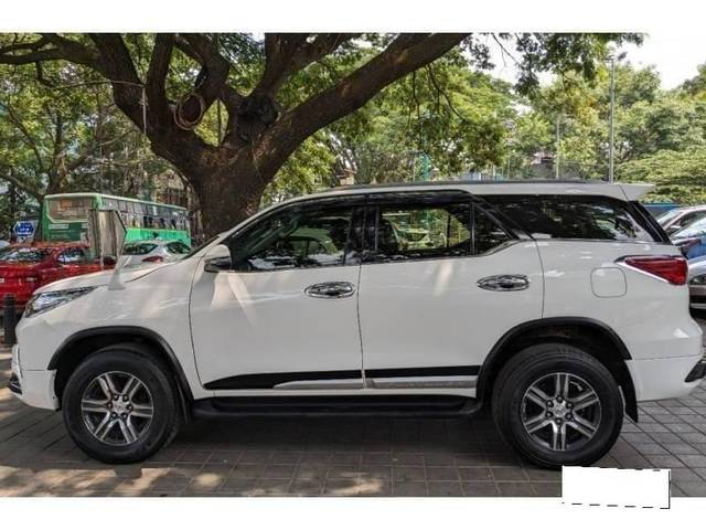 https://images10.gaadi.com/usedcar_image/4619350/original/processed_31ff90193f349aa2dec0b780f2a65546.jpg?imwidth=6402