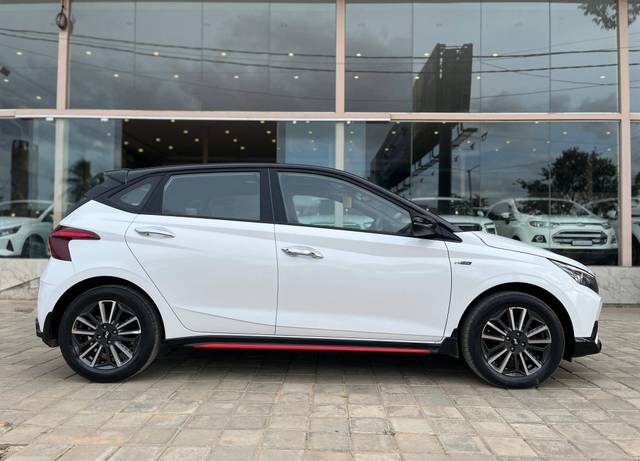 https://images10.gaadi.com/usedcar_image/4619383/original/processed_71e0d50c0dc87c7ca2feb41db61ffb9a.jpg?imwidth=6401