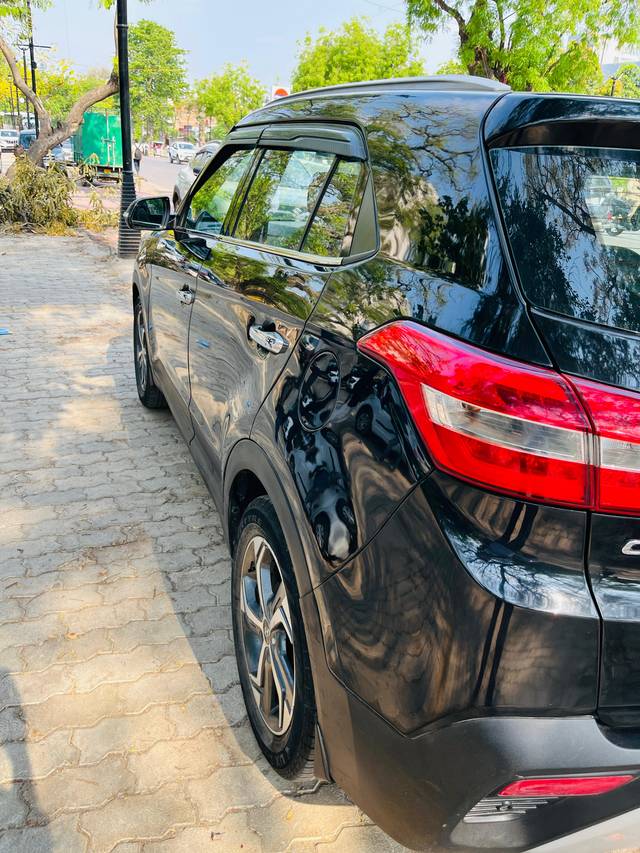 https://images10.gaadi.com/usedcar_image/4619416/original/da41d69d9885eb1f38395b35d005cabe.jpg?imwidth=6402