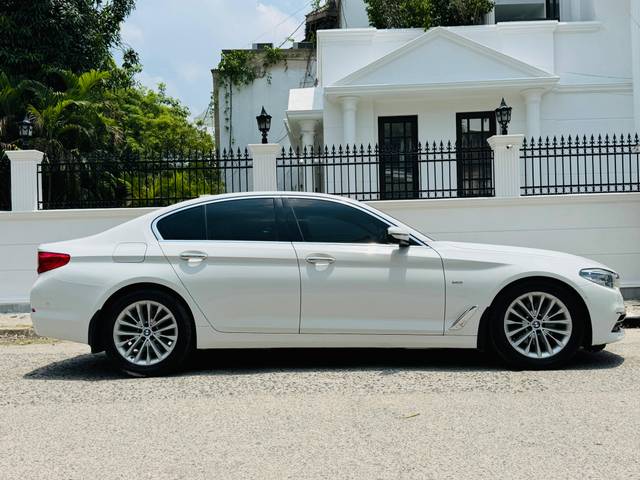 https://images10.gaadi.com/usedcar_image/4619426/original/0cacbf1e941080a9068a1ec8a3cad204.jpg?imwidth=6401