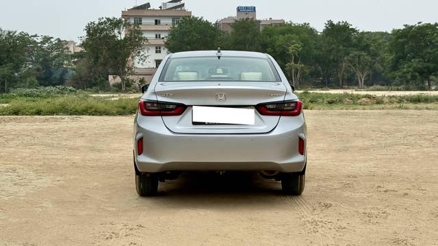 https://images10.gaadi.com/usedcar_image/4619547/original/processed_6d46730fad5a2cbc7b84188875e1dd44.JPG?imwidth=6402