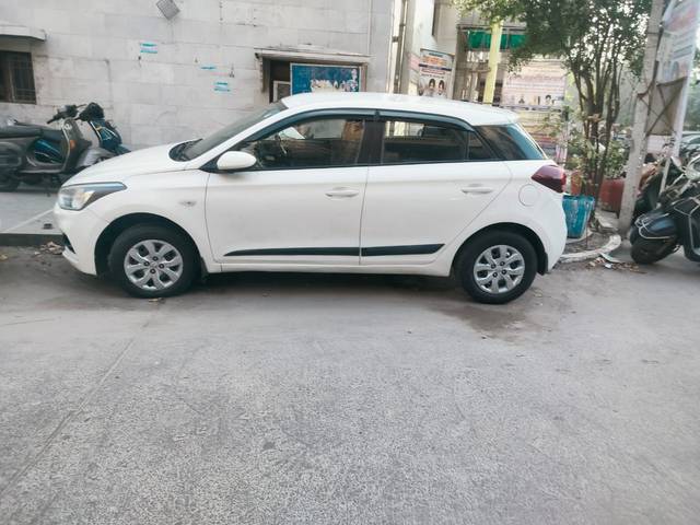 https://images10.gaadi.com/usedcar_image/4619561/original/e4143403fb94af9845d64a7552b325dc.jpg?imwidth=6402