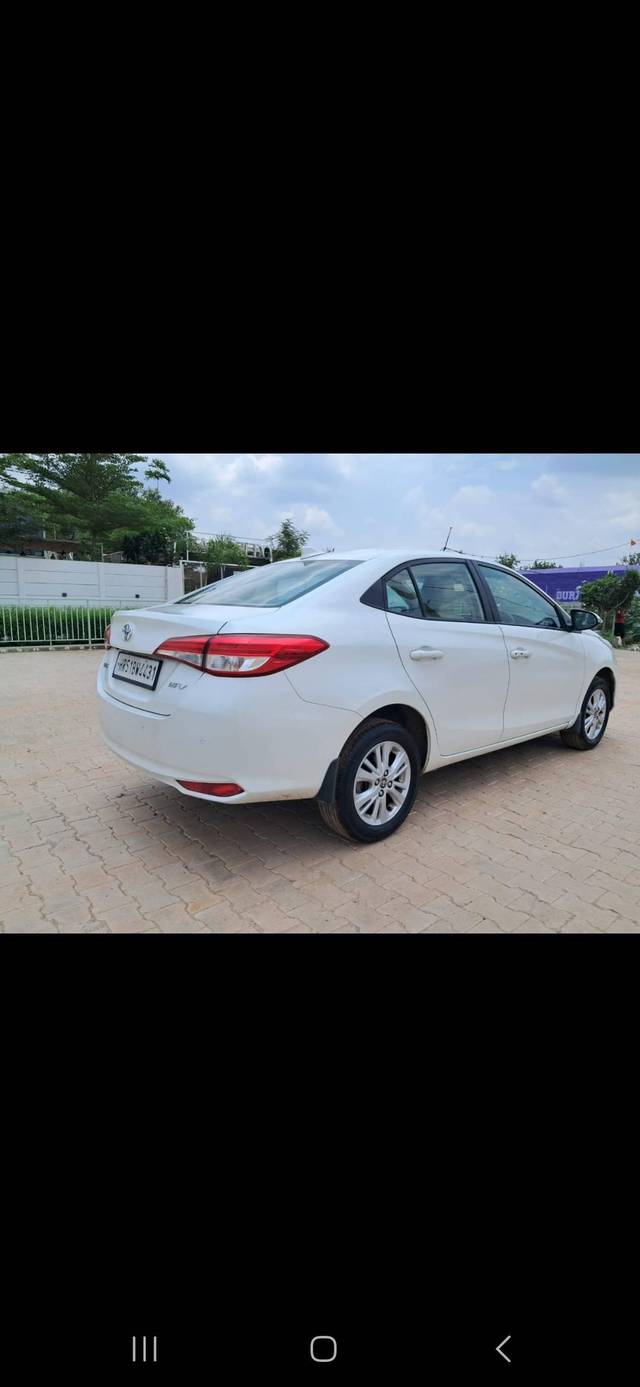 https://images10.gaadi.com/usedcar_image/4619628/original/processed_8531faf2fcb47c114055c51c41bf1513.jpg?imwidth=6402
