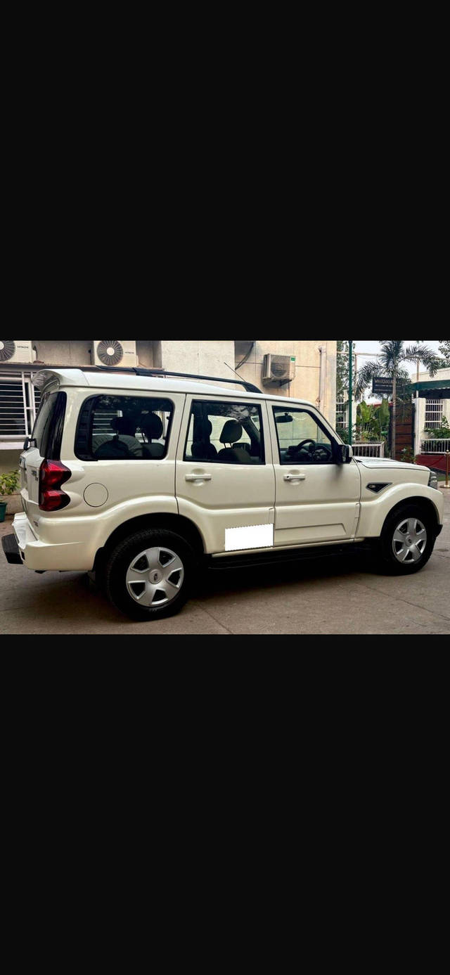 https://images10.gaadi.com/usedcar_image/4619644/original/processed_d872d5ed-faa0-42a5-8ad7-80e66bb96ce7.png?imwidth=6400