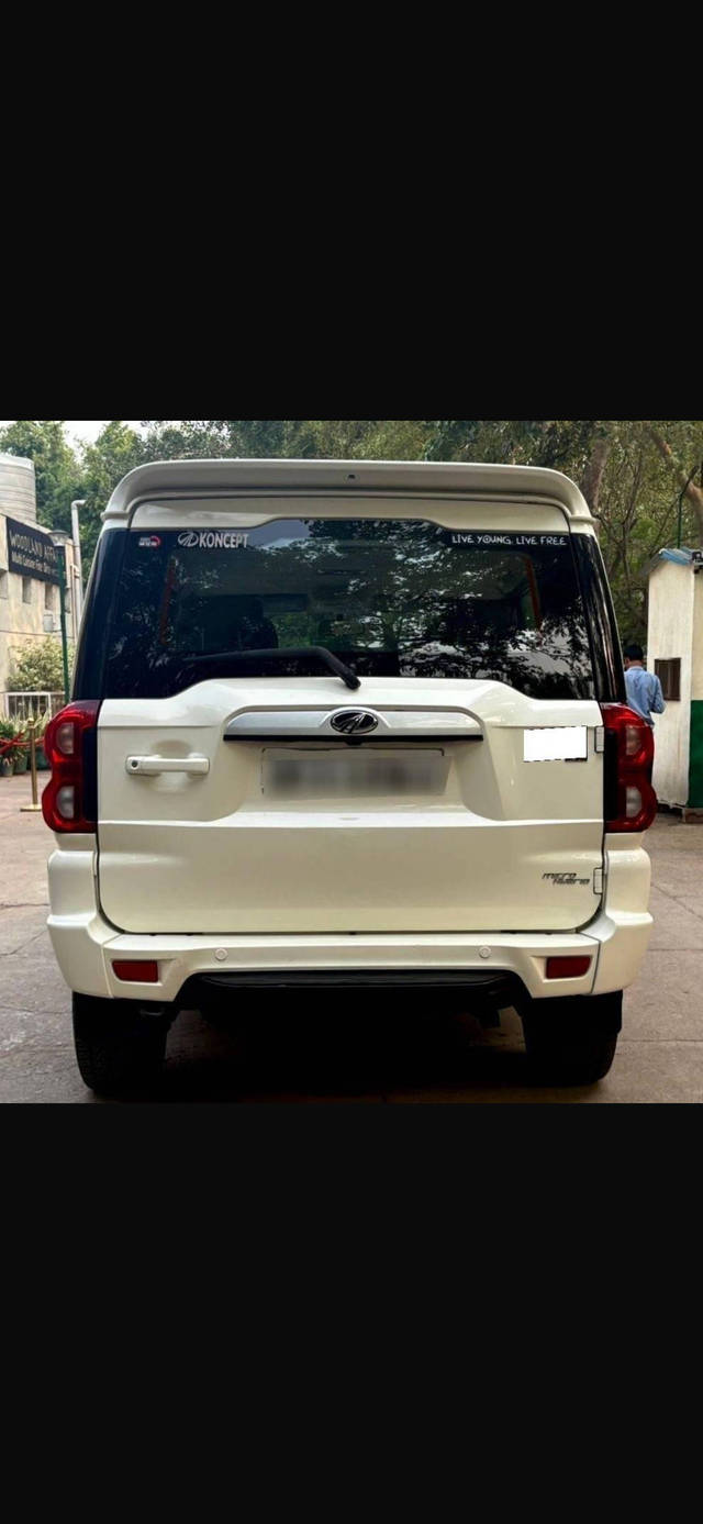 https://images10.gaadi.com/usedcar_image/4619644/original/processed_fa662abc-d594-4d1c-b33d-8918481b3bea.png?imwidth=6401