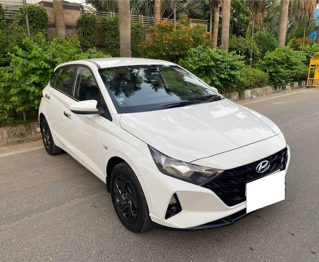 https://images10.gaadi.com/usedcar_image/4619695/original/processed_43ee1ad6b57b4a875a621bceeb4ad884.jpg?imwidth=6400