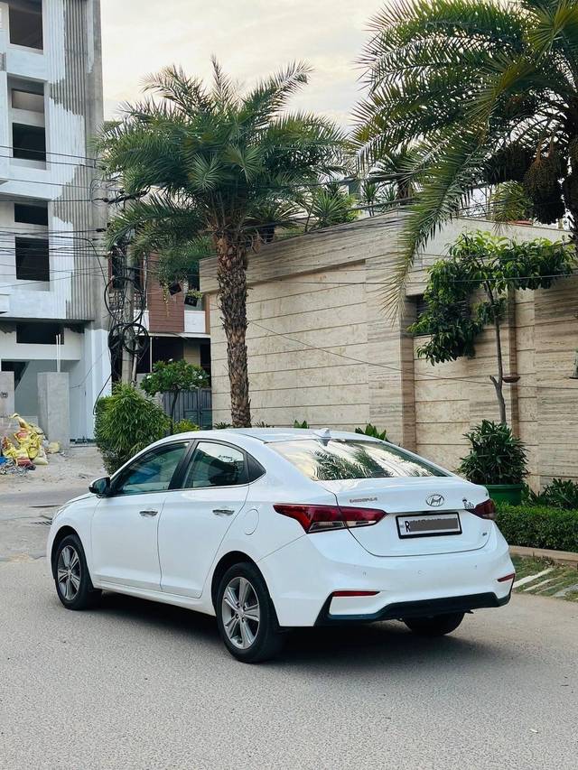 https://images10.gaadi.com/usedcar_image/4619850/original/processed_8d8fbcd3-d97b-42ac-b8d4-1a03e9c9bc7d.jpg?imwidth=6402