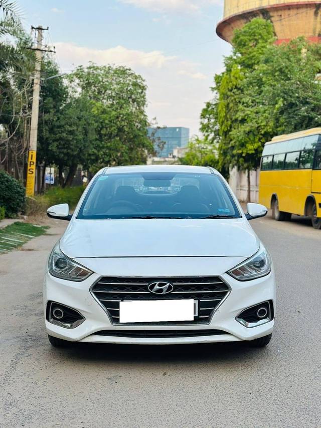 https://images10.gaadi.com/usedcar_image/4619850/original/processed_bb0b5e69-5872-4170-bf26-26f26a6460b8.jpg?imwidth=6400