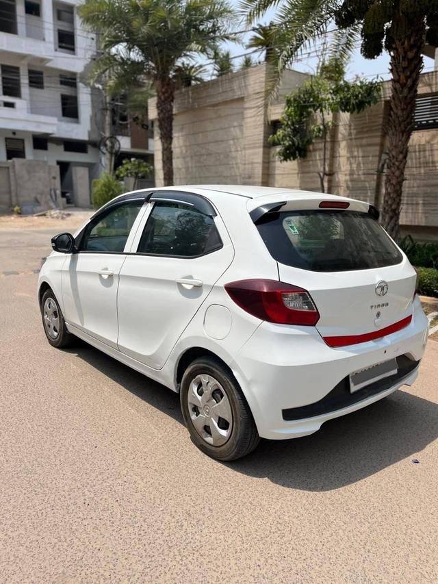 https://images10.gaadi.com/usedcar_image/4619868/original/processed_2f813029-de35-42ea-a3e3-b23b81f09733.jpg?imwidth=6402