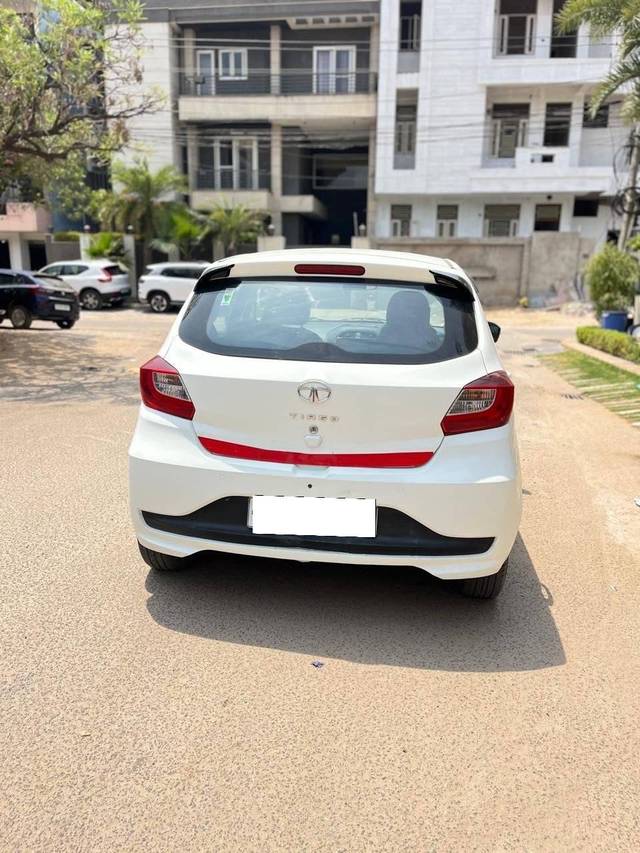 https://images10.gaadi.com/usedcar_image/4619868/original/processed_8694ea31-1fd4-4ea8-b24e-29a944fdf265.jpg?imwidth=6401