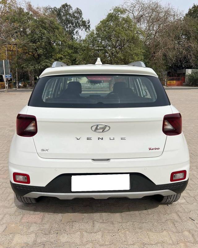 https://images10.gaadi.com/usedcar_image/4619946/original/processed_cfdc3478-f41b-41aa-8ffb-b24954bb76f1.jpg?imwidth=6402