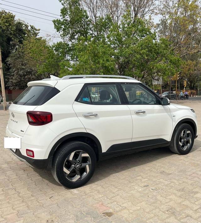 https://images10.gaadi.com/usedcar_image/4619946/original/processed_e92a9329-e609-4b74-9f6c-b0b68c8667b5.jpg?imwidth=6401
