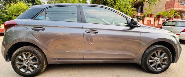 https://images10.gaadi.com/usedcar_image/4619999/original/processed_32f5f0cc00120acdb87cc568f99058b5.jpg?imwidth=6401