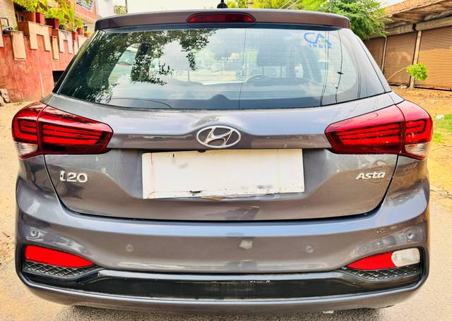 https://images10.gaadi.com/usedcar_image/4619999/original/processed_a8454df345b469dac0318b993c23f521.jpg?imwidth=6402