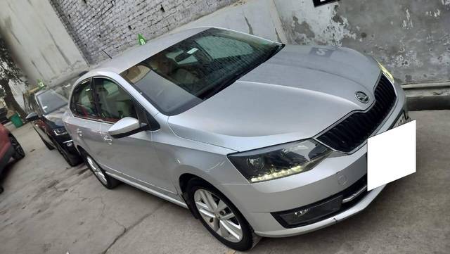 https://images10.gaadi.com/usedcar_image/4620033/original/processed_210df2dd-1b30-4021-bf91-eefbacf6c5dc.jpg?imwidth=6400