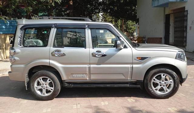 https://images10.gaadi.com/usedcar_image/4620084/original/processed_8877fb1f683a5bf56c30f308ddd0bc37.jpeg?imwidth=6401