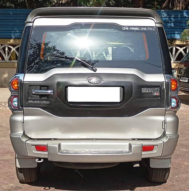 https://images10.gaadi.com/usedcar_image/4620084/original/processed_f8109a1e0f6e705d757dfb03c4242a22.jpeg?imwidth=6402