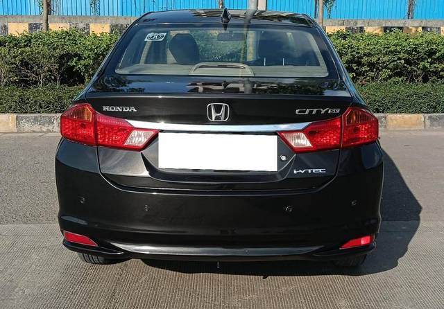 https://images10.gaadi.com/usedcar_image/4620112/original/processed_ab9d2fecc536da3f41af328b9250a270.jpg?imwidth=6402