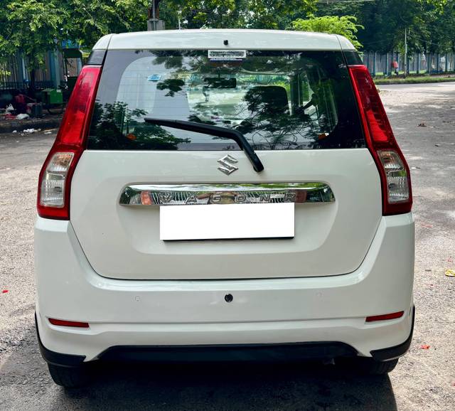 https://images10.gaadi.com/usedcar_image/4620183/original/processed_5cf3b793-1ef4-4ac1-ac8a-25a07bca822c.jpg?imwidth=6402