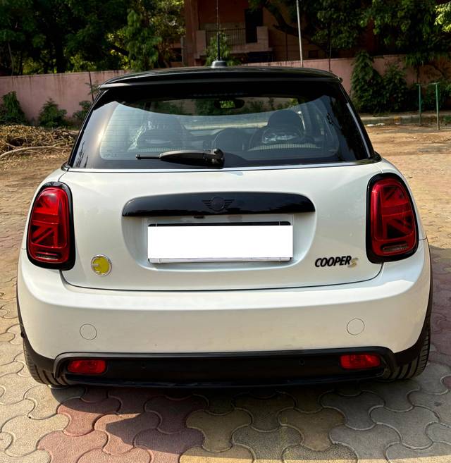 https://images10.gaadi.com/usedcar_image/4620255/original/processed_12d9812d-1343-4e80-9368-331c2afb09ca.jpg?imwidth=6402