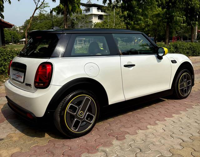 https://images10.gaadi.com/usedcar_image/4620255/original/processed_7f2a469f-d410-49f0-b91c-8bcd2e62497d.jpg?imwidth=6401