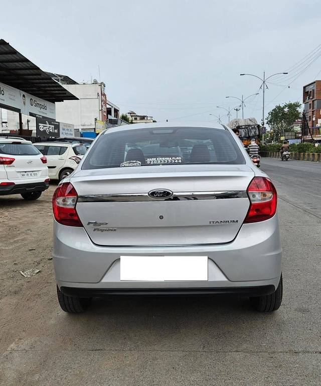 https://images10.gaadi.com/usedcar_image/4620259/original/processed_0d6aafce93258e9dbbea50c7e3d3defa.jpg?imwidth=6401