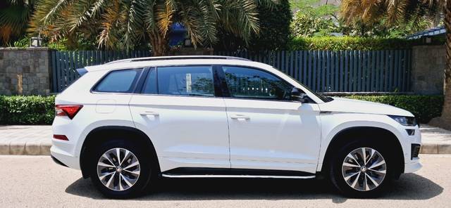 https://images10.gaadi.com/usedcar_image/4620271/original/ebdc46bc7ad8eb83ba5faea276835365.jpg?imwidth=6401