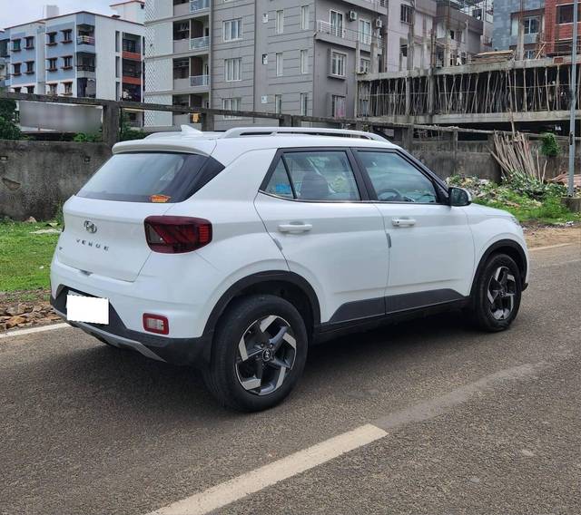 https://images10.gaadi.com/usedcar_image/4620383/original/processed_fc0bf22bd303f4c53e25450cb537d1ab.jpg?imwidth=6402