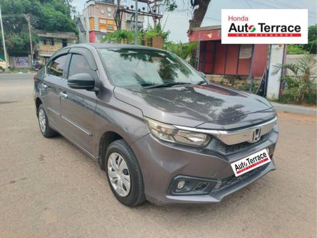 https://images10.gaadi.com/usedcar_image/4620421/original/1f03fdc3f73563f7d15a30756341040e.jpeg?imwidth=6400