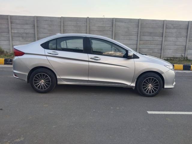 https://images10.gaadi.com/usedcar_image/4620442/original/8071cdf1a77e4ba833b87a57f15da133.jpg?imwidth=6401