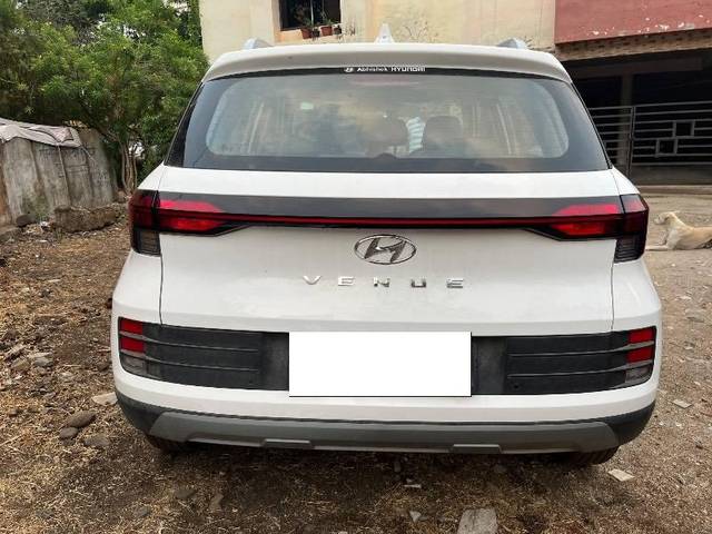 https://images10.gaadi.com/usedcar_image/4620534/original/processed_f3181407-8242-459d-be08-ecd15e40d00d.jpeg?imwidth=6402