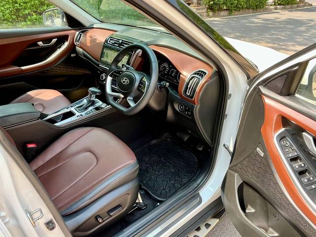 https://images10.gaadi.com/usedcar_image/4620563/original/2510e518-8a2a-45e8-b4df-cf53950df9a6.jpg?imwidth=6402