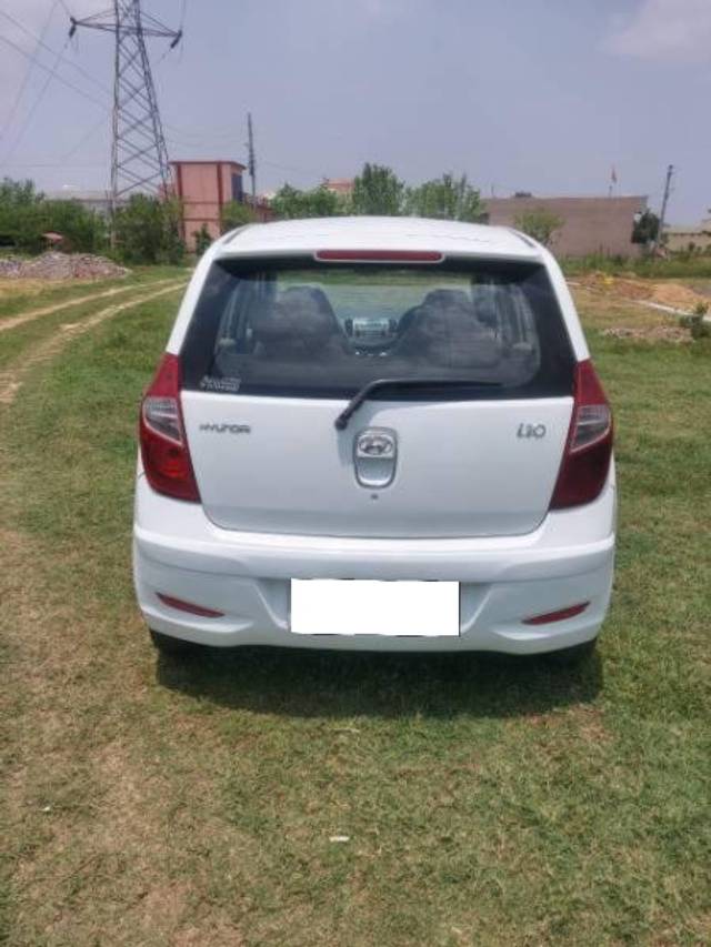 https://images10.gaadi.com/usedcar_image/4620644/original/processed_b692f5a3-68f2-422e-a807-22e0611eada8.jpg?imwidth=6400