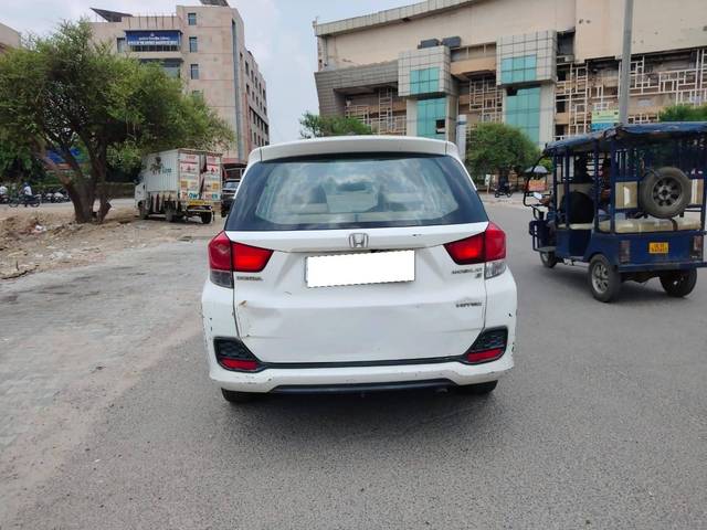 https://images10.gaadi.com/usedcar_image/4620704/original/processed_ea92a7d0-a7de-4cb1-9b07-25351d5a52a3.jpg?imwidth=6402
