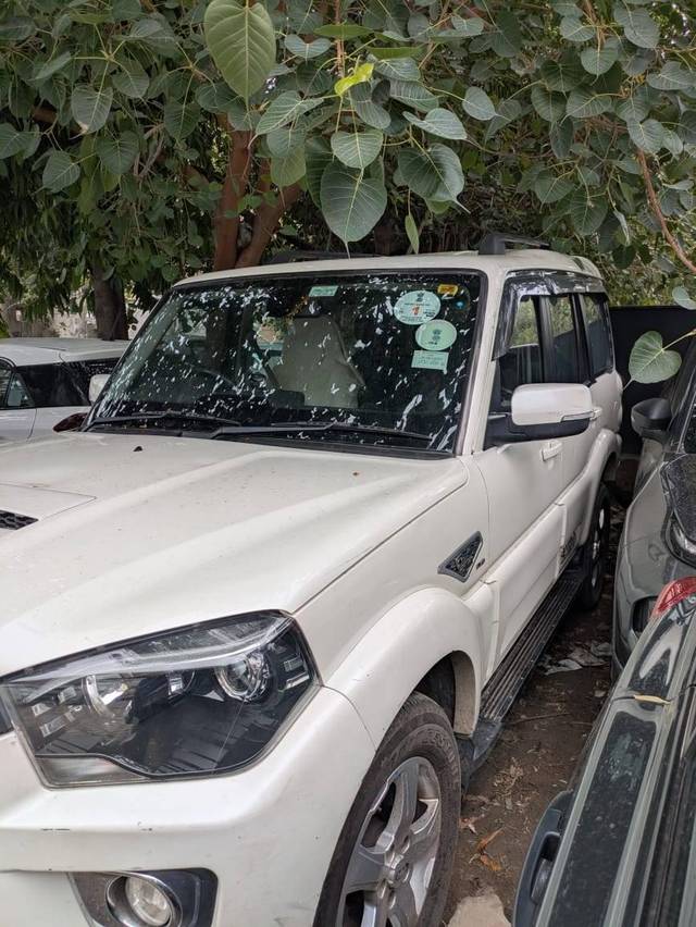 https://images10.gaadi.com/usedcar_image/4620840/original/processed_8abffda3-21cc-4e35-a25f-ca57b98776b2.jpg?imwidth=6401