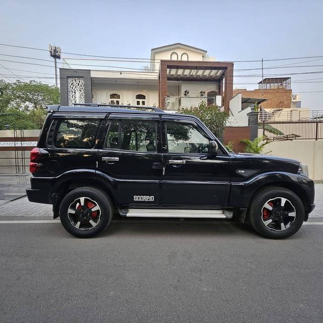 https://images10.gaadi.com/usedcar_image/4621143/original/processed_49f586e0-8c8d-4e22-b78e-41dcf570194e.jpg?imwidth=6401