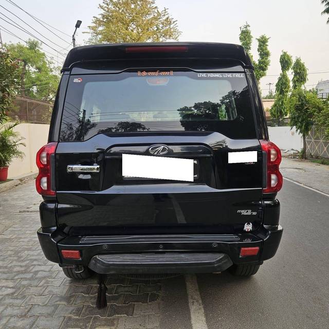 https://images10.gaadi.com/usedcar_image/4621143/original/processed_af2119fa-ca5a-493a-920e-4bb23aa164ee.jpg?imwidth=6402