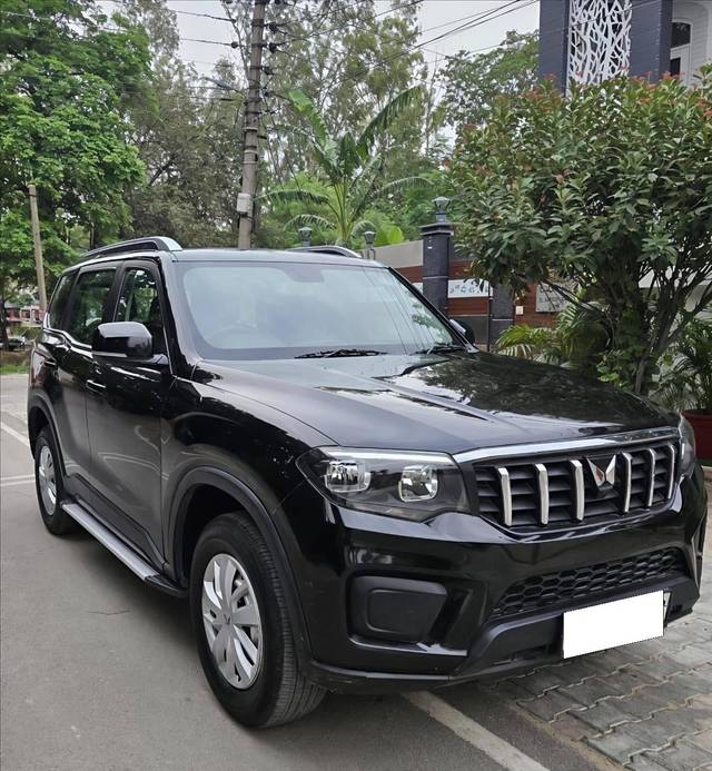 https://images10.gaadi.com/usedcar_image/4621190/original/processed_1d2f2671-2b65-4f7c-a6a3-362e8bfce887.jpg?imwidth=6400