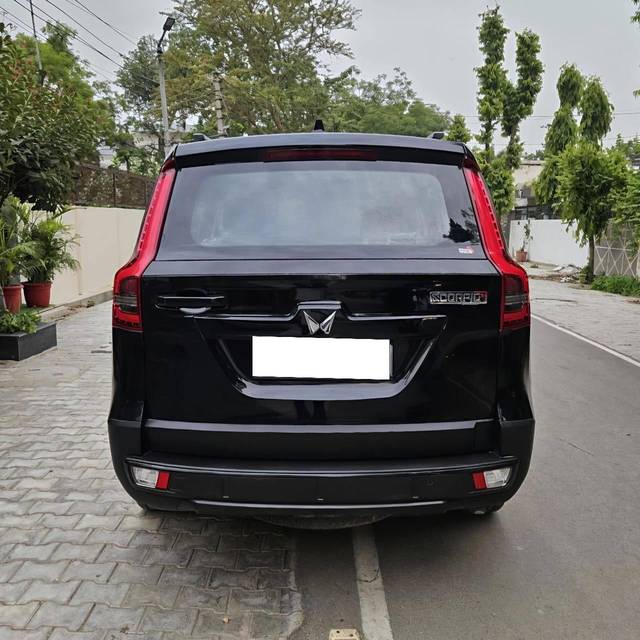 https://images10.gaadi.com/usedcar_image/4621190/original/processed_a9cf4d11-ec06-4953-a0f9-949ca7991f1f.jpg?imwidth=6402