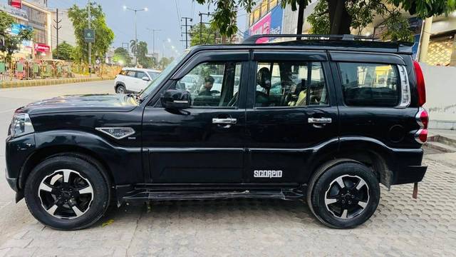 https://images10.gaadi.com/usedcar_image/4621194/original/processed_be9a883e-613d-4334-859e-15671899bbbd.jpg?imwidth=6402