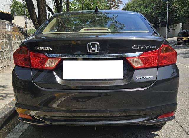 https://images10.gaadi.com/usedcar_image/4621235/original/processed_ce1d412d1a0482779483deb76d86fb9e.jpg?imwidth=6402