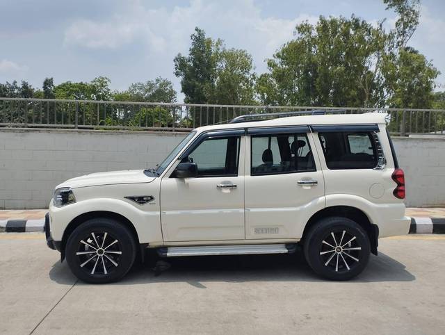 https://images10.gaadi.com/usedcar_image/4621240/original/processed_009e0d474f2ba9cd2410856ac09014d4.jpg?imwidth=6402