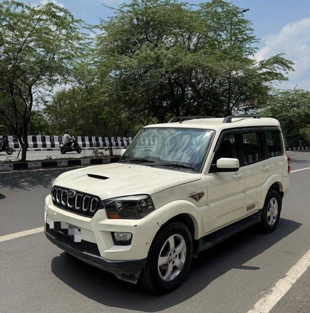https://images10.gaadi.com/usedcar_image/4621273/original/processed_b5bc082cbf7de55c3f84a99b5aa0d405.jpg?imwidth=6400