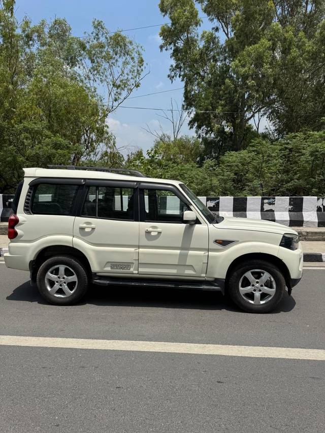 https://images10.gaadi.com/usedcar_image/4621273/original/processed_e79c631f06d8fa21850c0b713de9f4eb.jpg?imwidth=6401