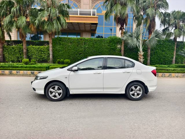 https://images10.gaadi.com/usedcar_image/4621277/original/48bb2dc17d53314eb907bad0b8060482.jpg?imwidth=6402