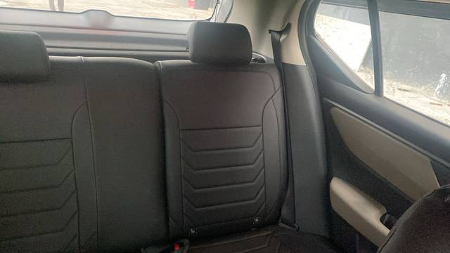 https://images10.gaadi.com/usedcar_image/4621373/original/ab1e69ed2ca76ee19976244f0633d100.jpg?imwidth=6402